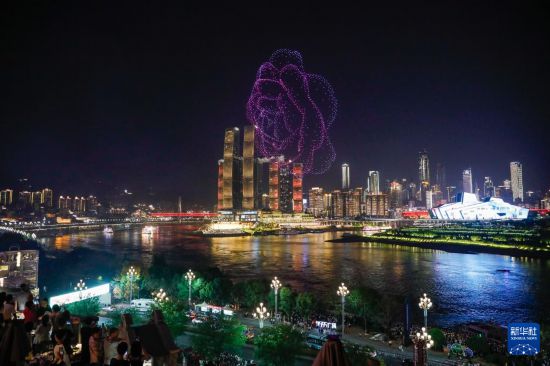 这是4月19日晚在重庆市南岸区拍摄的“魅力重庆”常态化无人机灯光秀首场展演。新华社记者 黄伟 摄