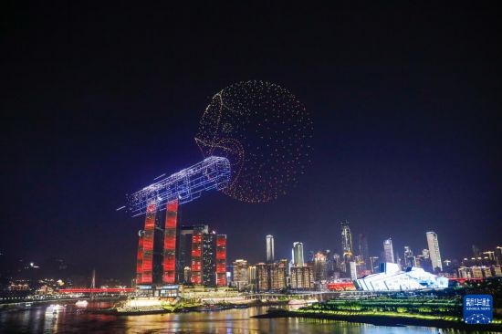 这是4月19日晚在重庆市南岸区拍摄的“魅力重庆”常态化无人机灯光秀首场展演。新华社记者 黄伟 摄