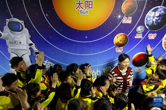 4月24日，在山东省枣庄市市中区文化路小学航天科普馆，老师为学生们普及航天知识。新华社发（孙中喆 摄）