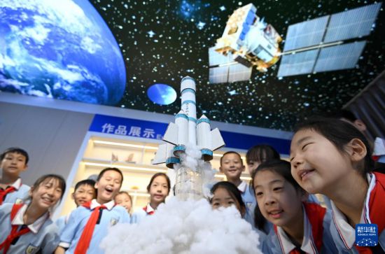4月24日，在山东省青岛市西海岸新区太行山路小学，老师给同学们讲解航天知识。新华社发（王继林 摄）